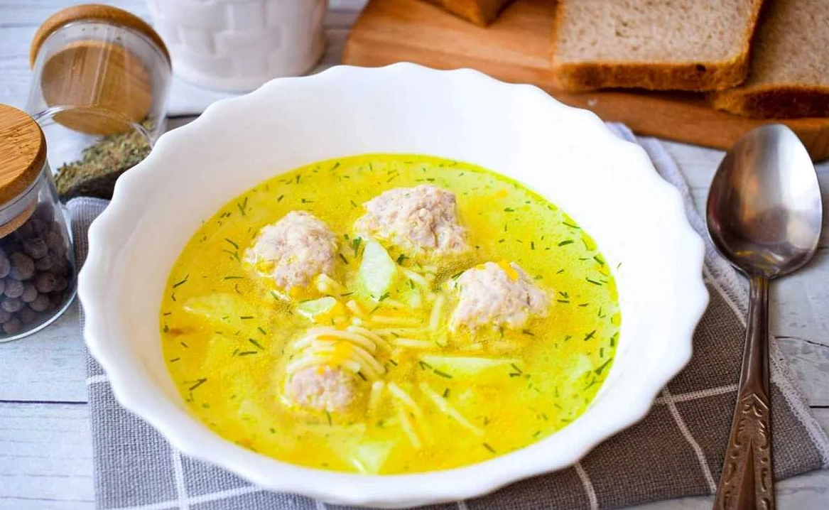 Итальянский суп минестроне с фрикадельками и вермишелью