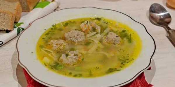 Ароматный восточный суп том ям с фрикадельками и рисом