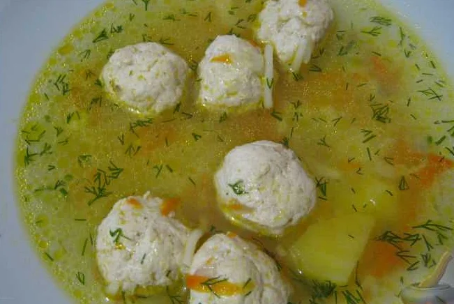 Богатый говяжий суп с фрикадельками и ароматным бульоном